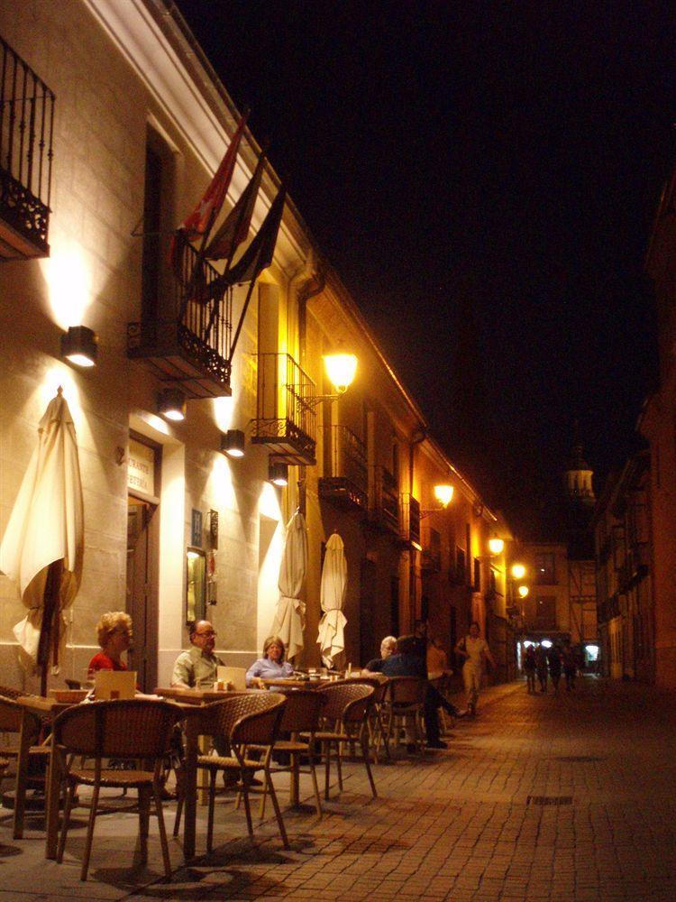 Miguel De Cervantes Alcalá de Henares Exterior foto