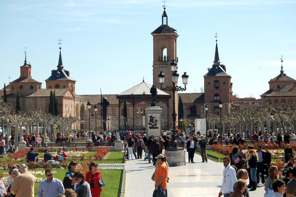 Miguel De Cervantes Alcalá de Henares Exterior foto